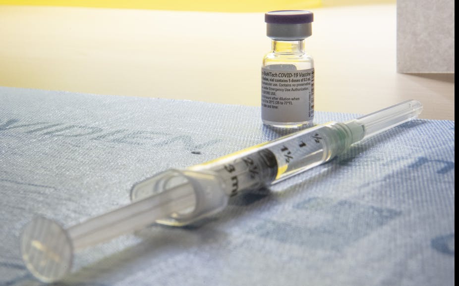 Une seringue et un flacon de vaccin.