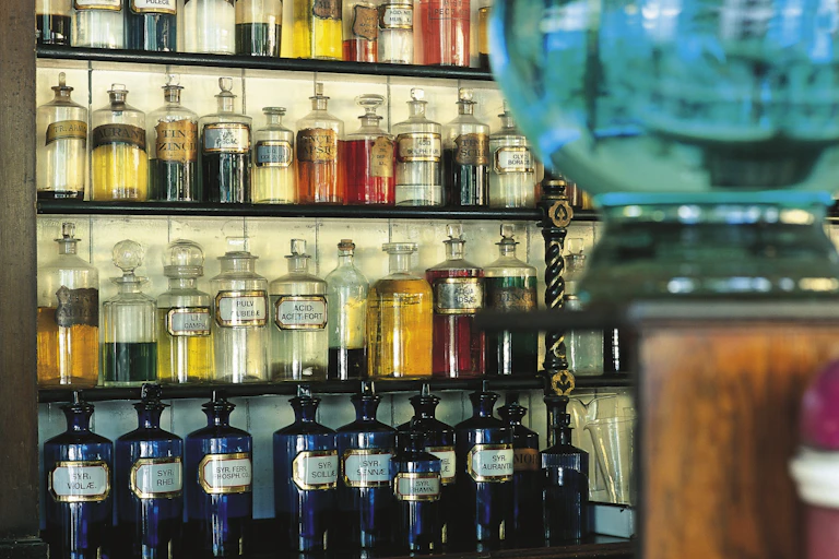 Des bocaux de médicaments provenant d'une pharmacie dans un musée britannique.