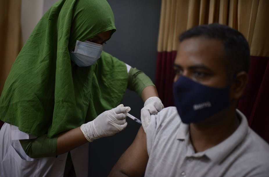 Un Bangladais reçoit une dose de vaccin Covid-19.