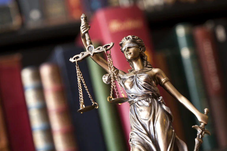 estatuilla que representa a la justicia