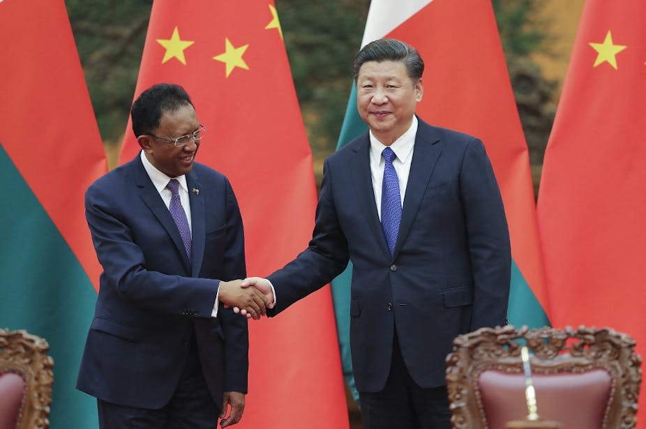 Le président chinois Xi Jinping et le président malgache Hery Rajaonarimampianina à Pékin, le 27 mars 2017.