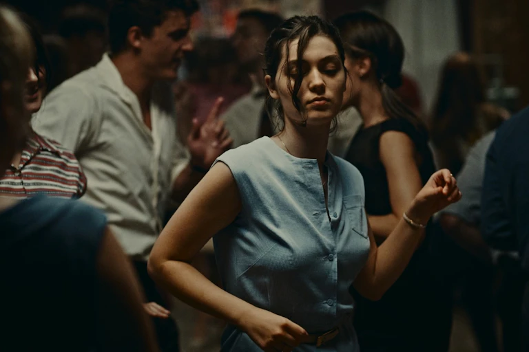 Scène du film « L'Événement », avec l'actrice Anamaria Vartolomei dançant.