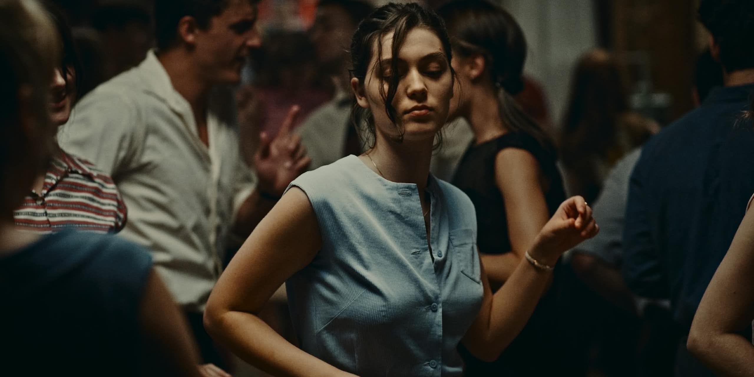 Scène du film « L'Événement », avec l'actrice Anamaria Vartolomei dançant.