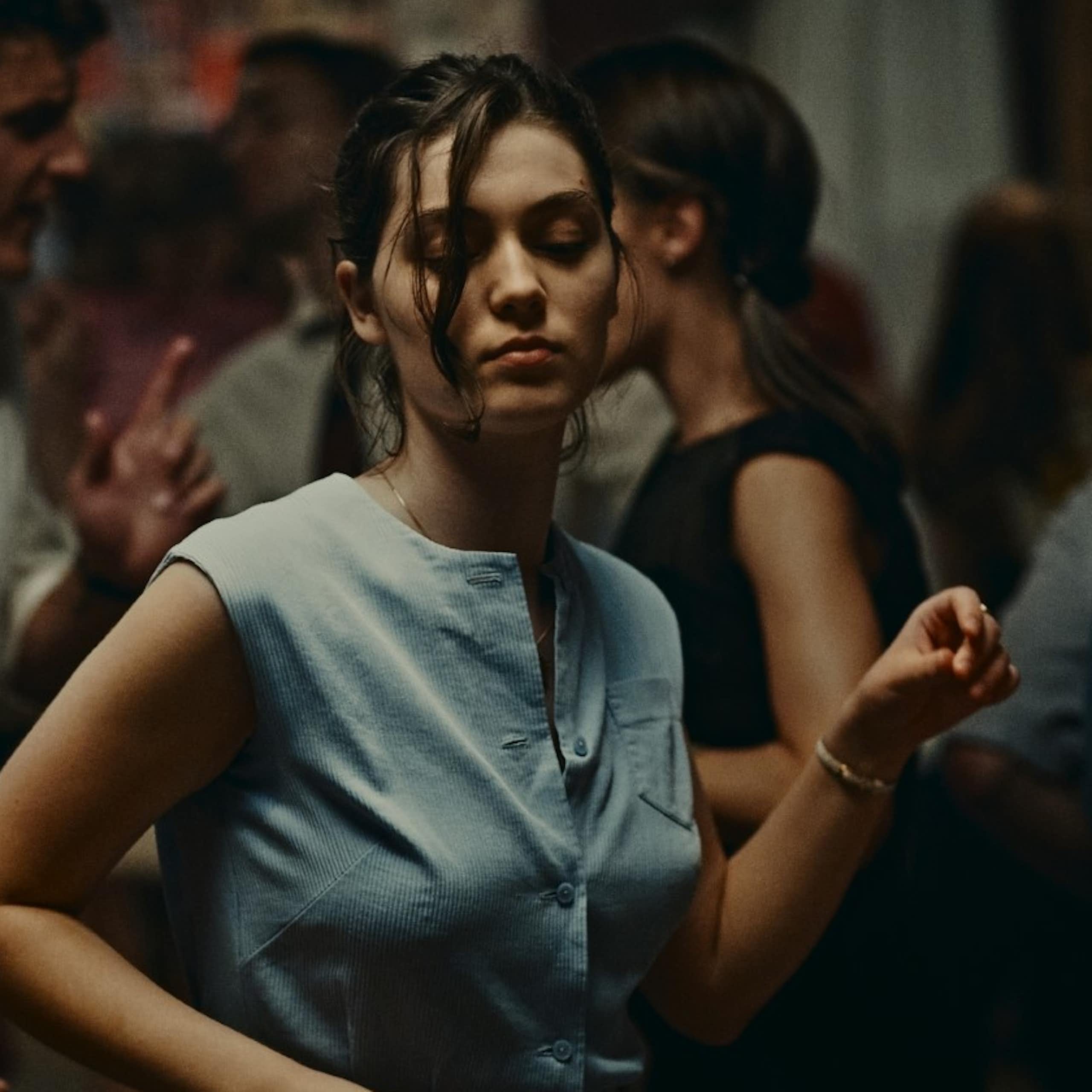 Scène du film « L'Événement », avec l'actrice Anamaria Vartolomei dançant.