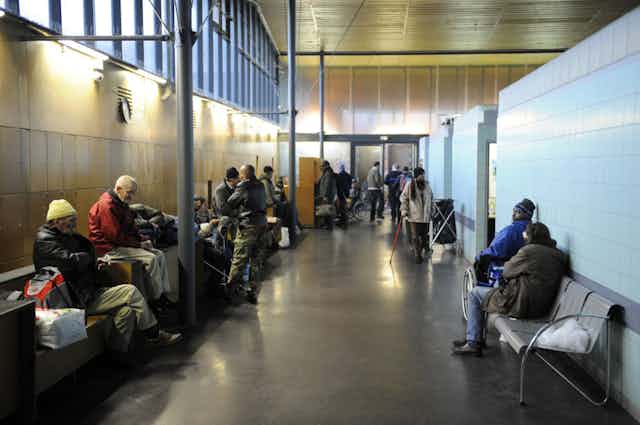 Photo de personnes hébergées au centre d’hébergement d’urgence de Nanterre, en 2008.