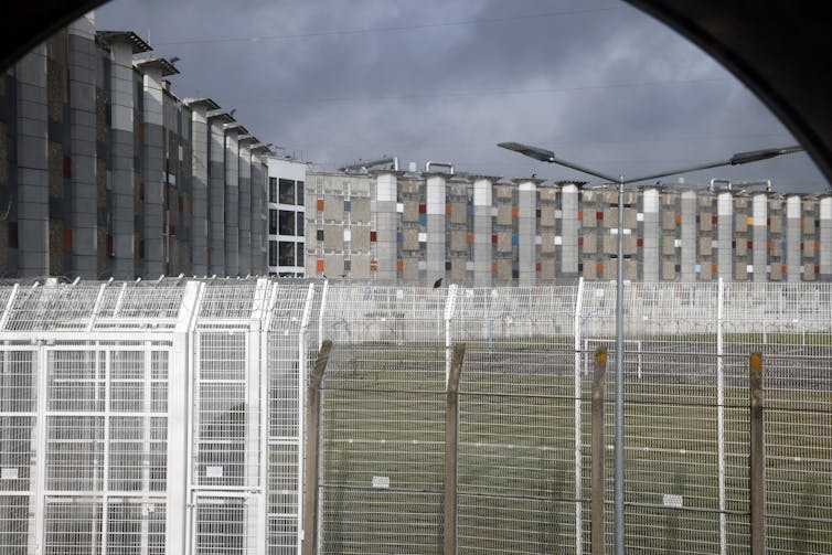Des bâtiments de la maison d’arrêt de Fleury-Mérogis vus depuis une cellule. Il s’agit du plus grand établissement pénitentiaire d’Europe