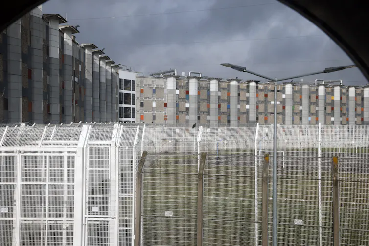 Des bâtiments de la maison d’arrêt de Fleury-Mérogis vus depuis une cellule. Il s’agit du plus grand établissement pénitentiaire d’Europe