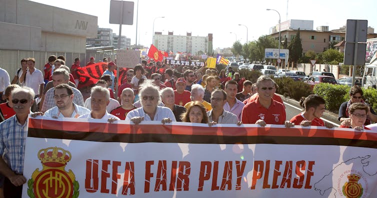 Les partisans du Real Mallorca défilent avec une bannière.