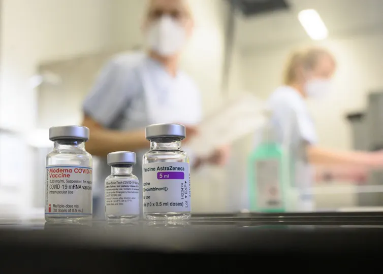 Tres viales de Moderna, Pfizer y AstraZeneca