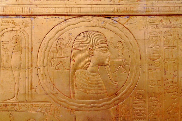 Immagine di ouroboros in pietra scolpita sulla tomba di Tutankhamon