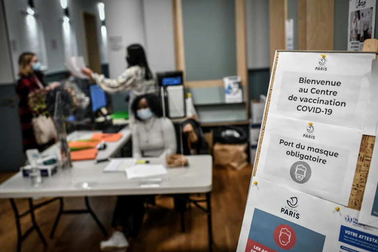 Des personnes attendent dans un centre de vaccination temporaire à Paris, le 27 novembre 2021