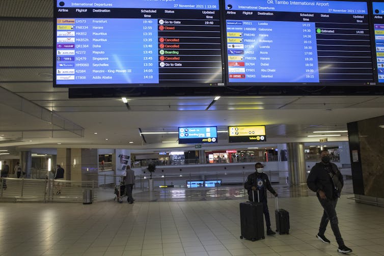 Placa de cancelamento de voo no Aeroporto Internacional OR Tambo na África do Sul.
