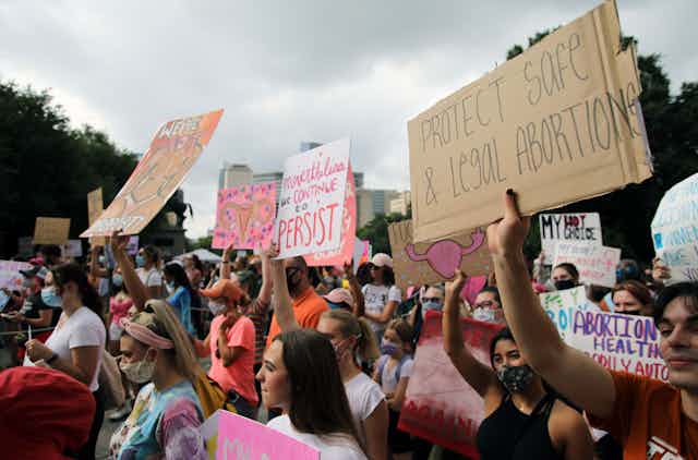 Manifestation de femmes contre les lois qui limitent encore davantage l'accès à l'avortement en octobre 2021, à Austin (Texas).