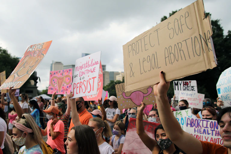 Manifestation de femmes contre les lois qui limitent encore davantage l'accès à l'avortement en octobre 2021, à Austin (Texas).
