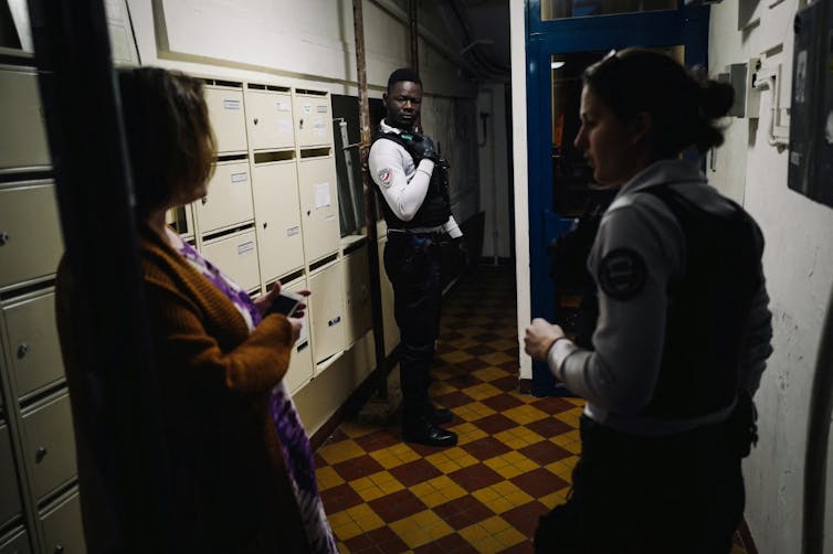 Brigades de police secours et de protection ont été très sollicitées lors des confinements (ici intervention à Paris en mai 2020)