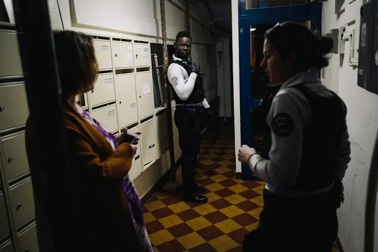 Brigades de police secours et de protection ont été très sollicitées lors des confinements (ici intervention à Paris en mai 2020)