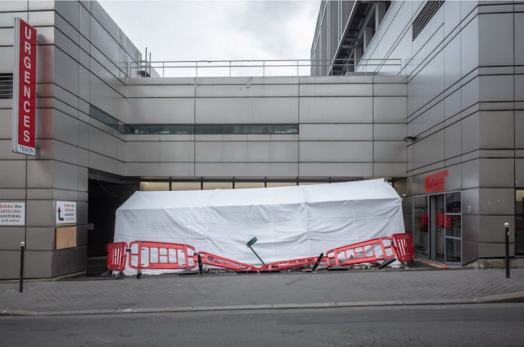 Façade fermée pour cause de confinement de l’hôpital Tenon à Paris, XXe arrondissement