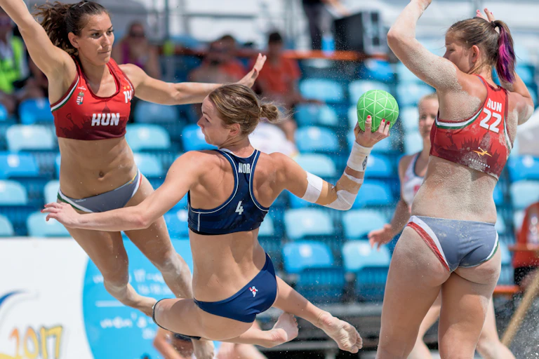 Des femmes en bikinis jouent au volleyball de plage