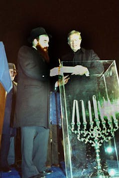 El presidente Jimmy Carter, junto a un rabino, en la iluminación de la menorá de Hanukkah.