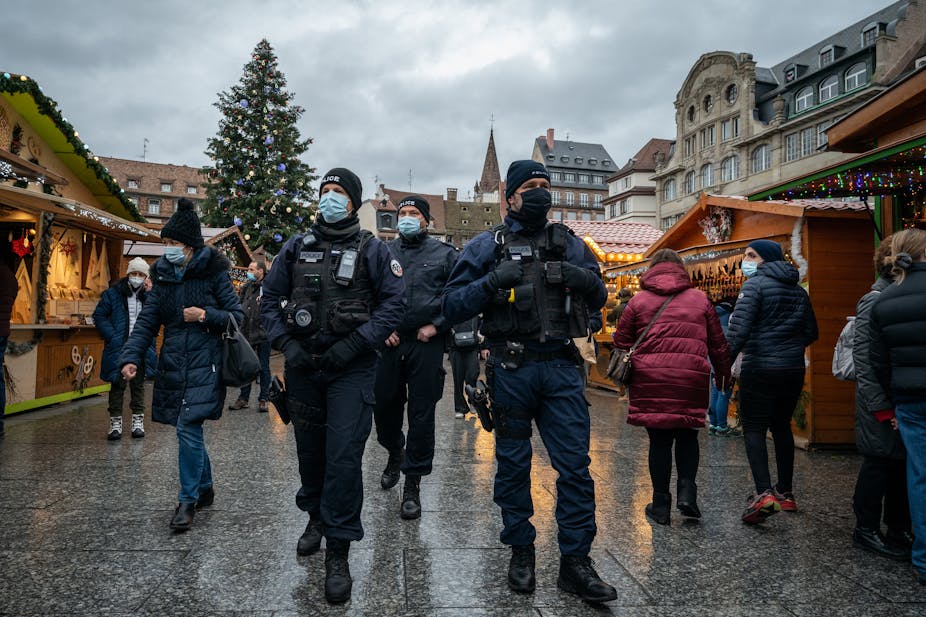 Des policiers patrouillent sur le marché de Noël de Stasbour, 1er décembre 2021