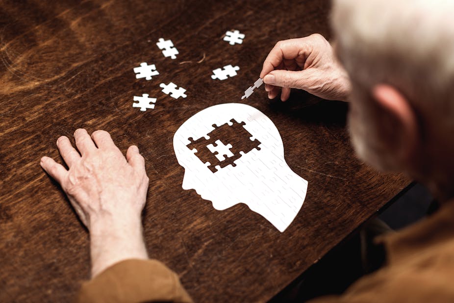 Un homme  reconstitue un puzzle de cerveau.