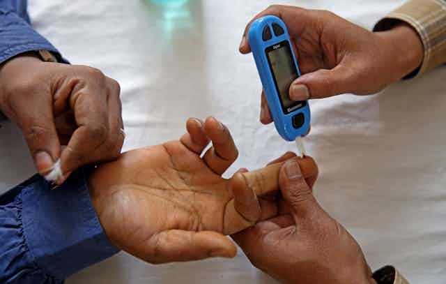 person gets diabetes fingers prick test