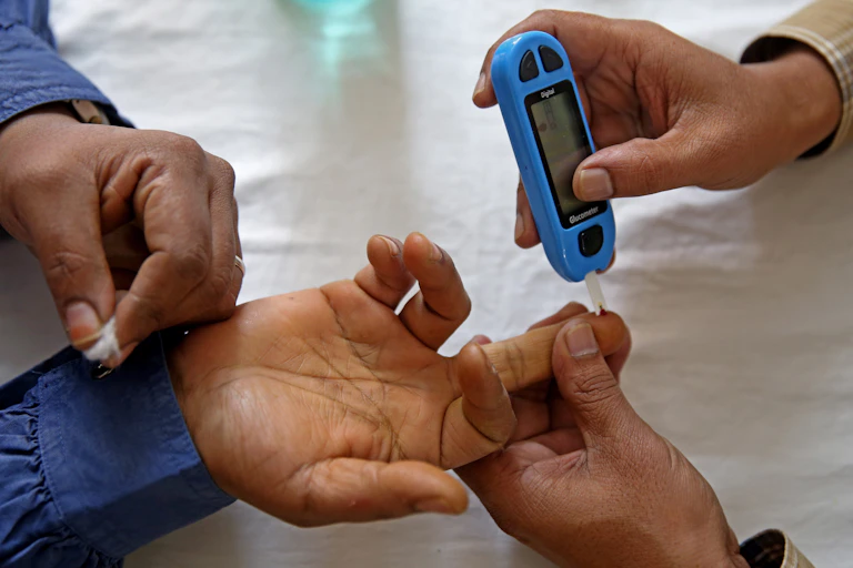 person gets diabetes fingers prick test