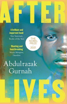 Une couverture de livre jaune et bleue avec les mots « Après des vies Abdulrazak Gurnah » et une illustration d’un jeune garçon noir regardant devant, impassible