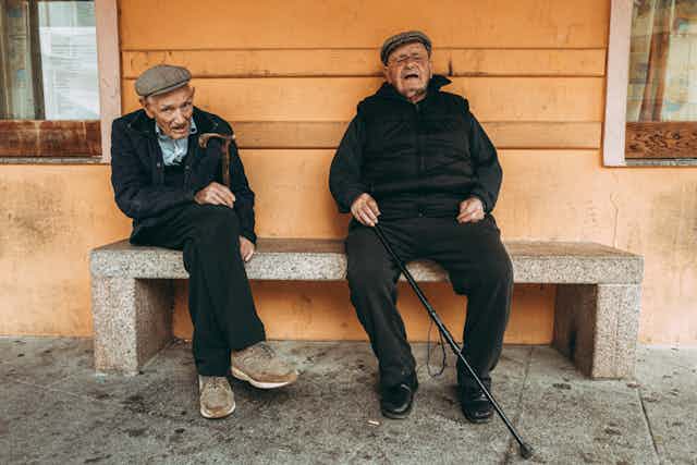 Deux personnes âgées sur un banc.