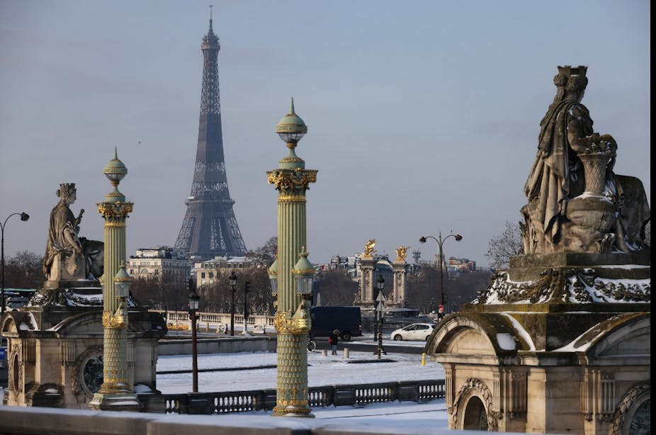 Tour Eiffel avec le jardin des Tuileries enneigé en premier plan.