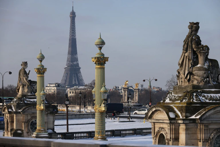 Tour Eiffel avec le jardin des Tuileries enneigé en premier plan.