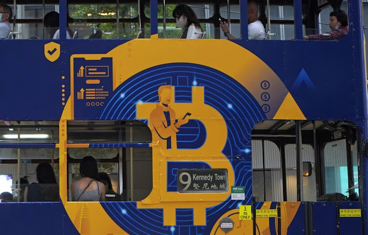 Une publicité pour la crypto-monnaie Bitcoin est affichée dans un tramway à Hong Kong en mai 2021. (AP Photo/Kin Cheung)