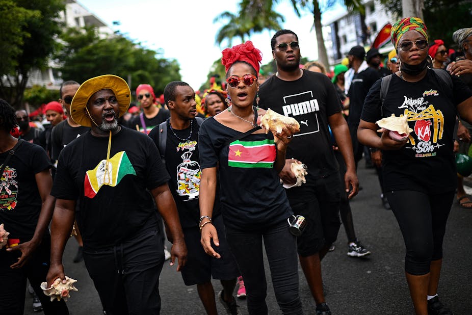 Des personnes participent à une manifestation contre les sanitaires à Pointe-a-Pitre,  Guadeloupe, le 27 novembre 2021. 