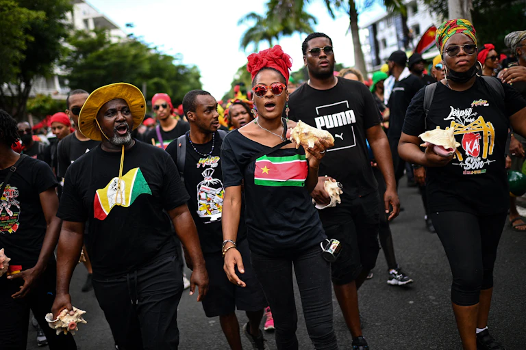 Des personnes participent à une manifestation contre les sanitaires à Pointe-a-Pitre, Guadeloupe, le 27 novembre 2021.