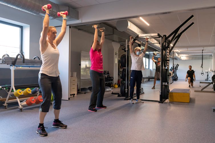 Des personnes font de la musculation dans une salle de sporte, Clermont-Ferrand, France 2021