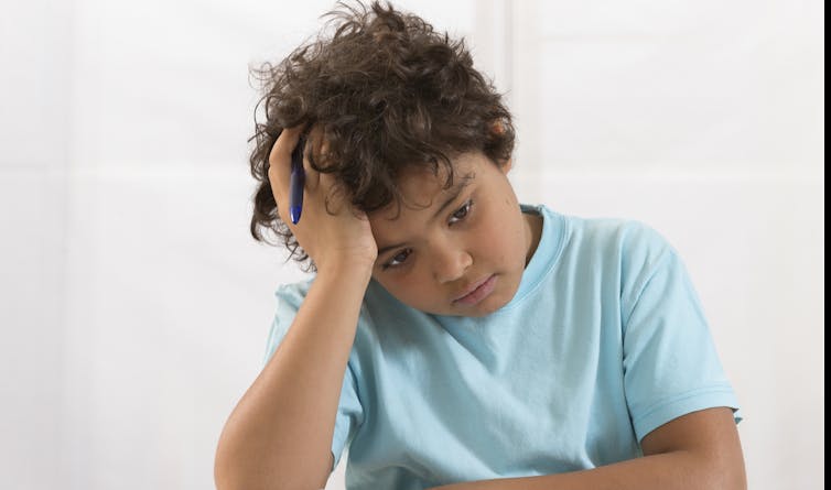 Αγόρι που κάνει την εργασία που φαίνεται λυπημένο