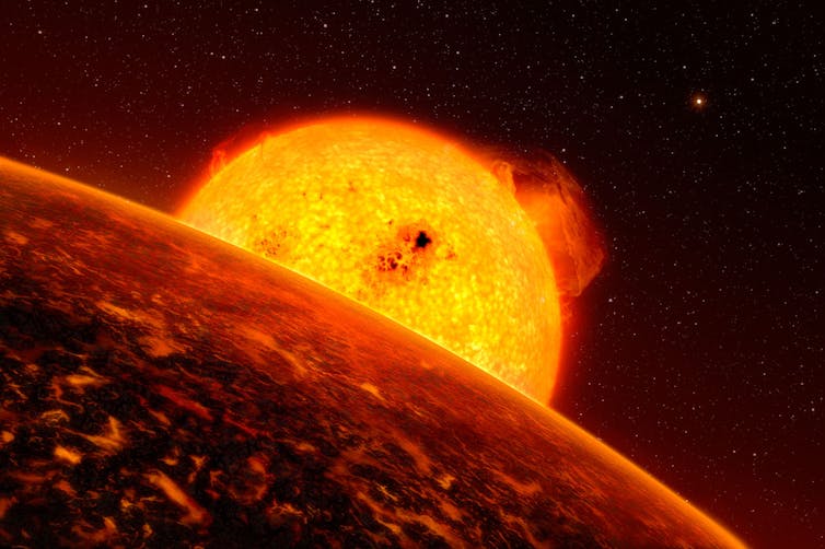 Rappresentazione artistica del pianeta CoRoT-7b in primo piano. È così vicino alla sua stella che le condizioni sono probabilmente estreme sulla sua superficie, potenzialmente 2000 sul lato diurno e - 200 ℃ sul lato notturno - qui è rappresentato come un lago di lava, come suggerito dai modelli teorici. ESO / L.Calçada , CC BY
