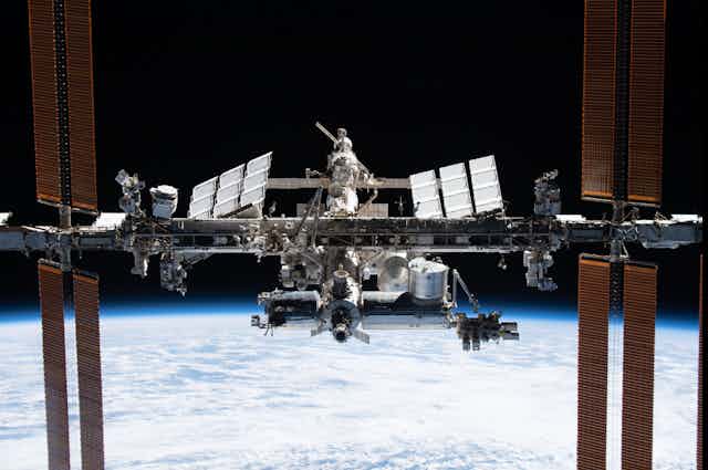 L'ISS vue de l'espace, avec la Terre en arrière-plan