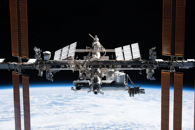 L'ISS vue de l'espace, avec la Terre en arrière-plan