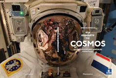 Couverture de l’ouvrage, montrant un casque de scaphandre, avec l’astronaute photographe se reflétant dedans