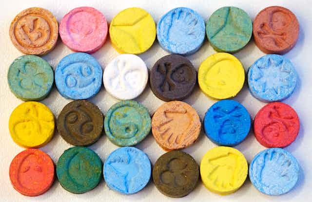 Pilules de MDMA alignées.