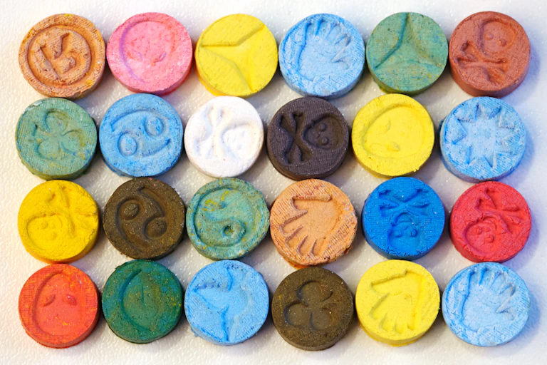 Pilules de MDMA alignées.