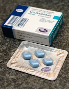 Une boite et une tablette de Viagra sont posées sur une table