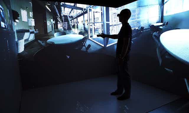 Homme portant un casque de réalité virtuelle, se déplaçant dans un décor en 3D