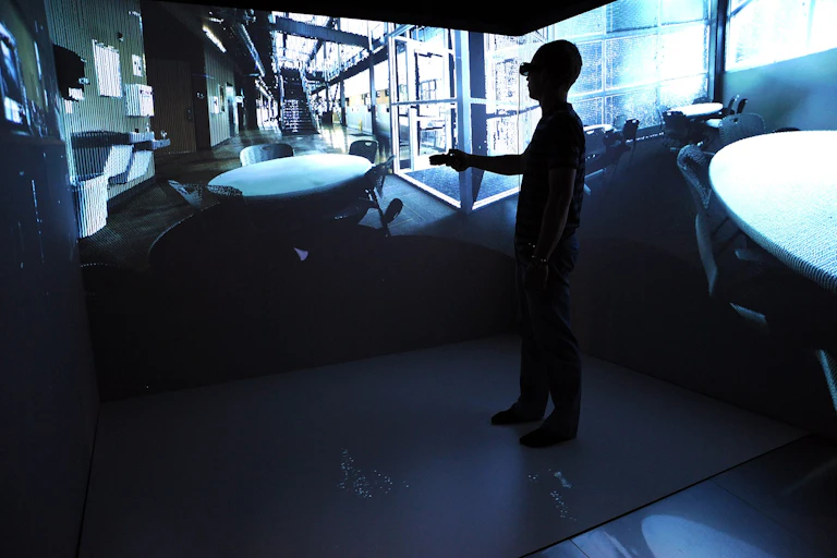 Homme portant un casque de réalité virtuelle, se déplaçant dans un décor en 3D