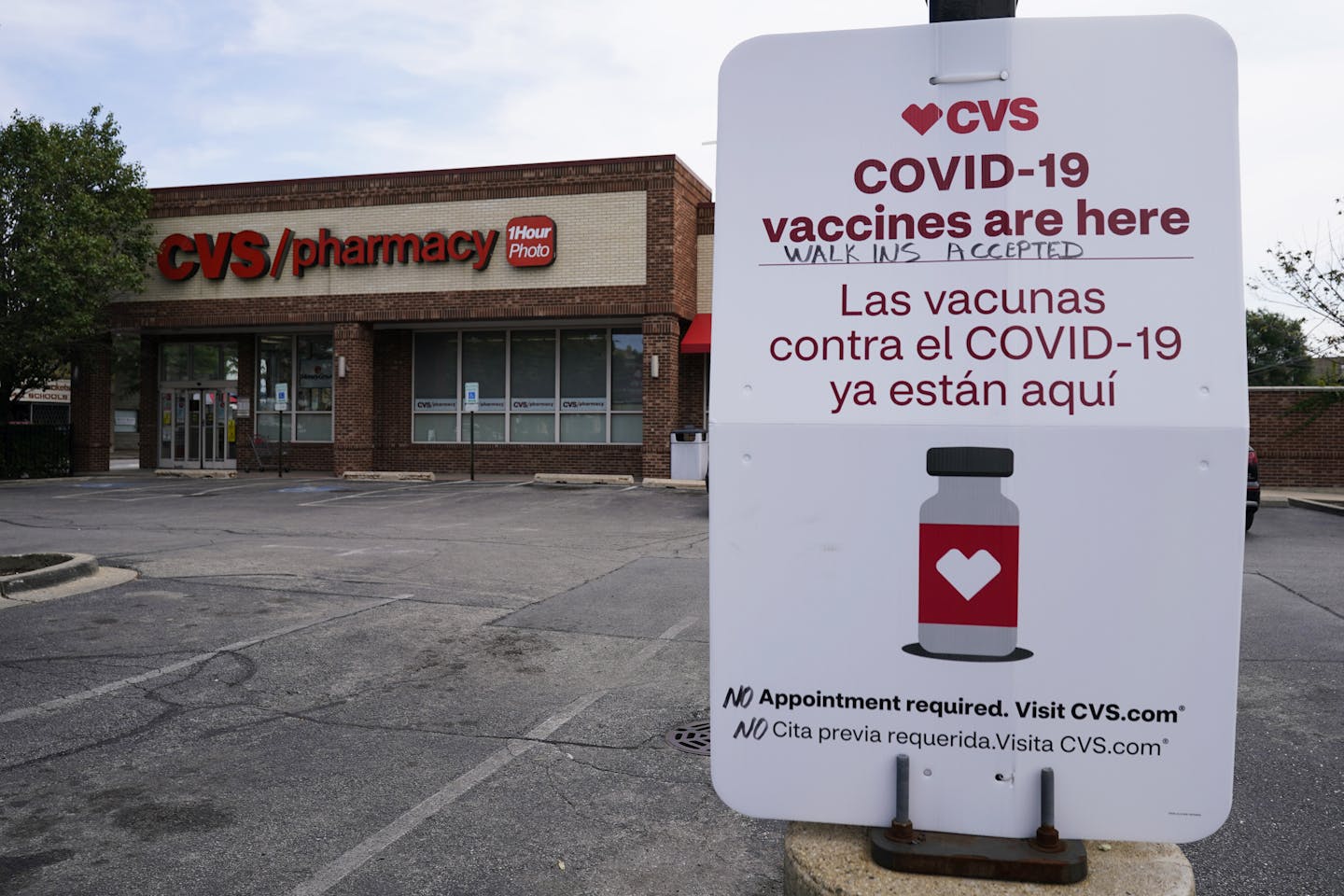 علامة خارج صيدلية تفيد بأن اللقاحات متاحة في مواعيد الزيارة.