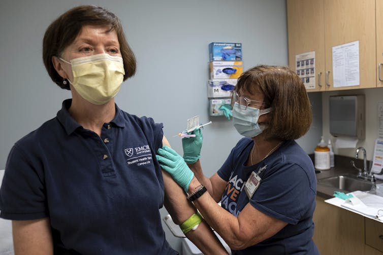 Un professionnel de la santé se fait vacciner.