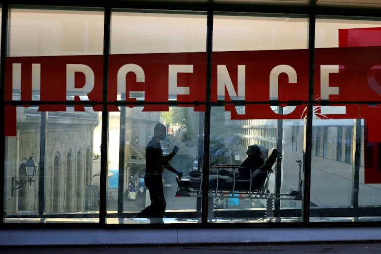 Façade vitrée de l'hôpital de Tenon, seteur des Urgences -écrit en rouge.
