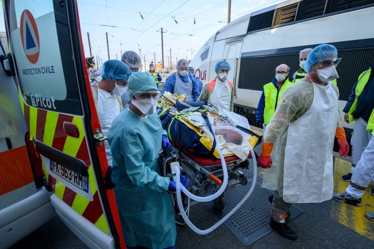 Une équipe de soignants gère un patient intubé sur le quai de la gare de Strasbourg (avril 2020)