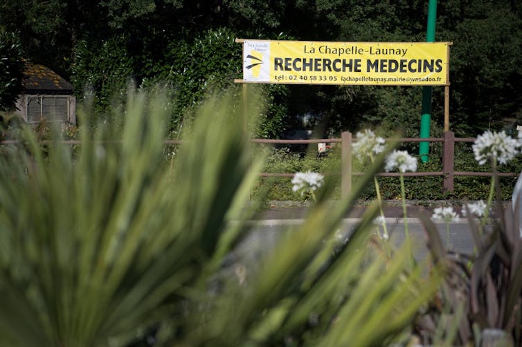 Panneau indiquant « cherche médecin » à l’entrée de La Chapelle-Launay